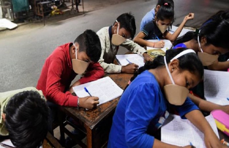 नए जमाने की स्कूलिंग, 200 में 100 दिन घर से ऑनलाइन पढ़ाई