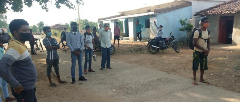 मीलों पैदल चले, तमाम मुसीबतें झेली, अब गांव वाले बना रहे दूरी