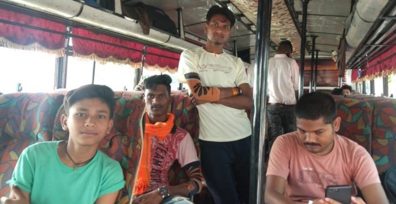 नहीं मिली राहत तो खुद 85 हजार देकर 29 मजदूर पहुंचे गांव