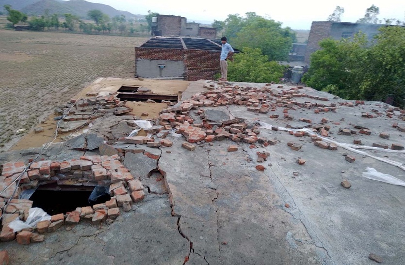 THUNDERSTORM: किसान के घर की छत, टीनशैड़ टूटी