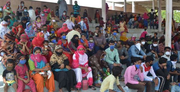 धूप में परेशान होते प्रवासी श्रमिक