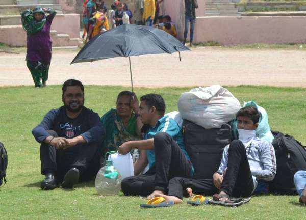 धूप में परेशान होते प्रवासी श्रमिक