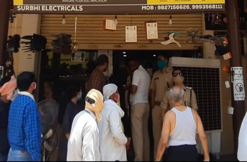 लॉकडाउन में नियमों का नहीं किया जा रहा था पालन, 71 दुकानदारों से वसूला गया 27 हजार रुपए का जुर्माना