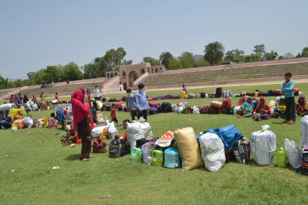 धूप में परेशान होते प्रवासी श्रमिक