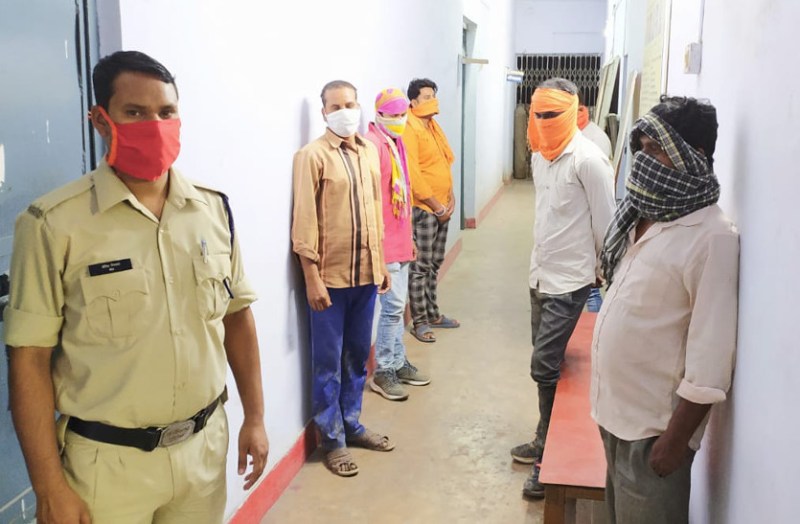 रात में पुलिस ने इस गांव में दी दबिश, जुए की महफिल सजा पत्ते पर पत्ता फेंक रहे छह जुआरियों को पकड़ा