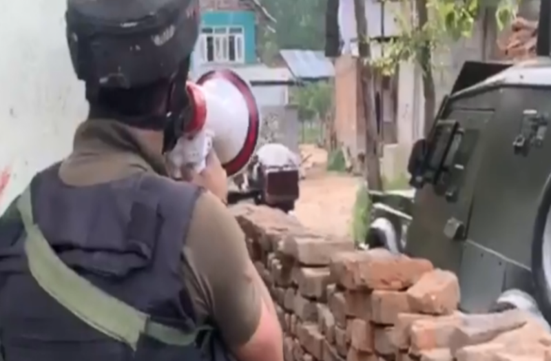 Video: गोलियों के बीच सरेंडर के लिए कहते रहे जवान, कुलगाम मुठभेड़ में 2 आतंकी ढेर