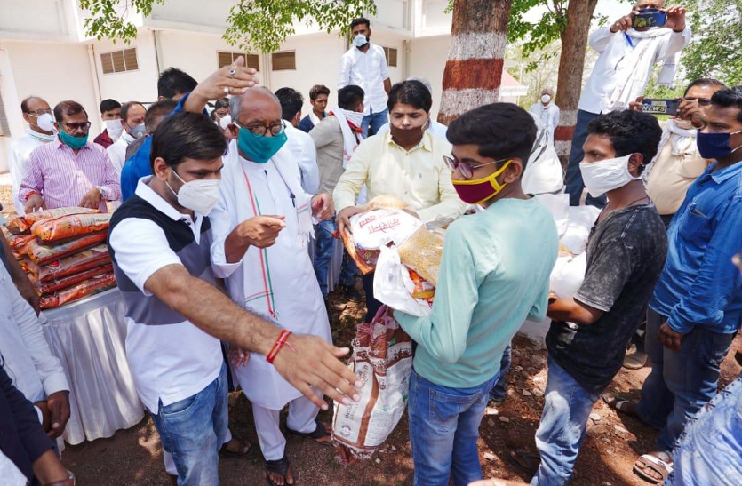 In the Circuit House, former Chief Minister Digvijay Singh distributed the material in the raw food distribution campaign being run by the Youth Congress President Manu Dixit and NSUI President Anshu Mishra for the needy families.