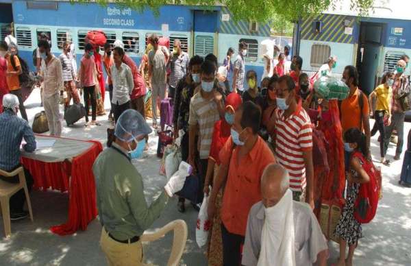 महाराष्ट्र  से 1500 यात्रियों को लेकर पहुंची स्पेशल ट्रेन।