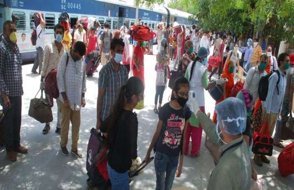 महाराष्ट्र  से 1500 यात्रियों को लेकर पहुंची स्पेशल ट्रेन।