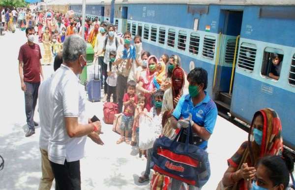 महाराष्ट्र  से 1500 यात्रियों को लेकर पहुंची स्पेशल ट्रेन।