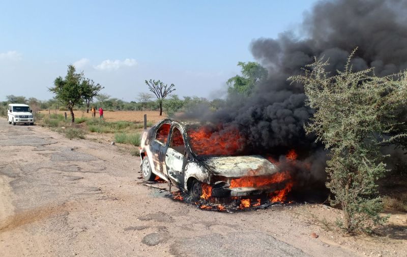 Fire in car : आग का गोला बन गई चलती कार, दो जनों ने कूदकर बचाई जान, दमकल ने पाया काबू