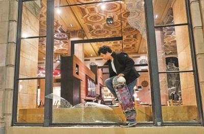 हिंसा के बीच लॉस एंजिलिस में 500 से ज्यादा गिरफ्तार