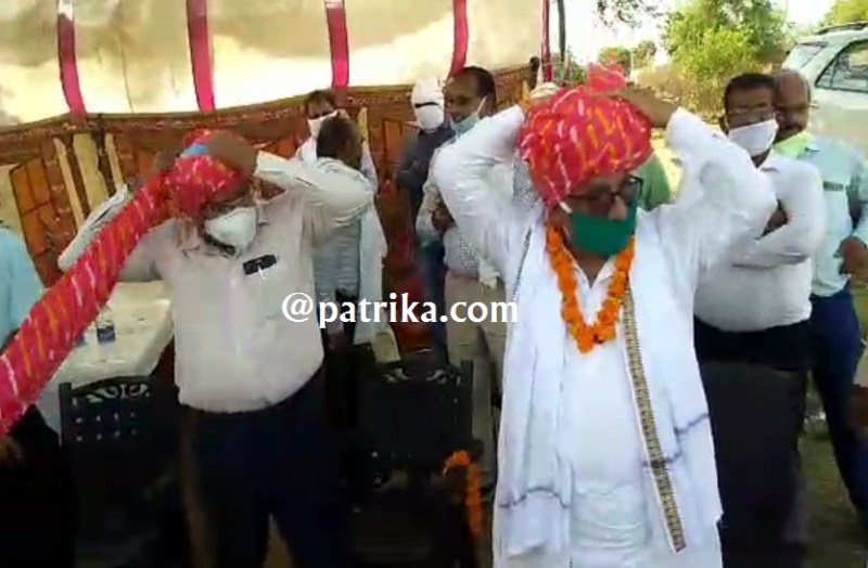 विधायक ने कोरोना योद्धाओं के रूप में थाना प्रभारी एवं पुलिस एवं आरएसी के जवानों का किया सम्मान