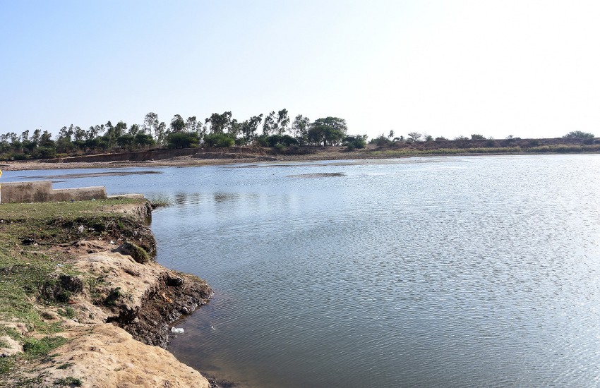 Ahmedabad News : दाहोद के नगराला तालाब में दशकों बाद गर्मी के मौसम में भी पानी