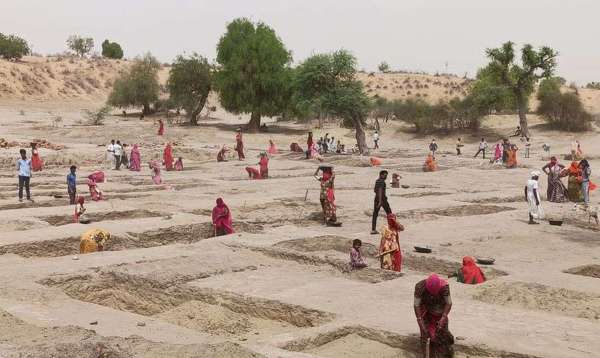 बैठने को नहीं छांव, चिकित्सा ना पानी का इंतजाम