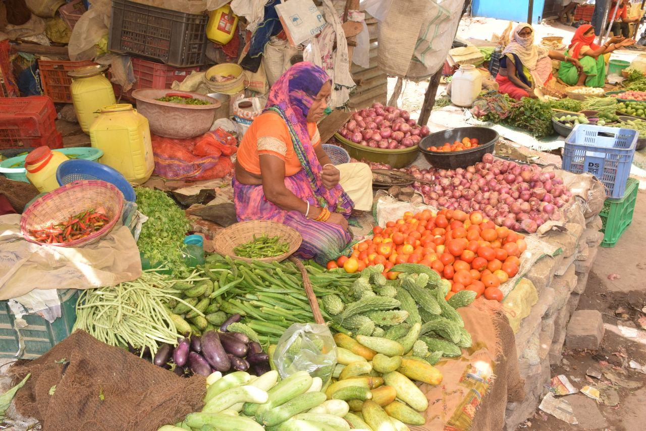 मांग घटने से गिरे खाद्य वस्तुओं के भाव, बाजार में छाई मायूसी   