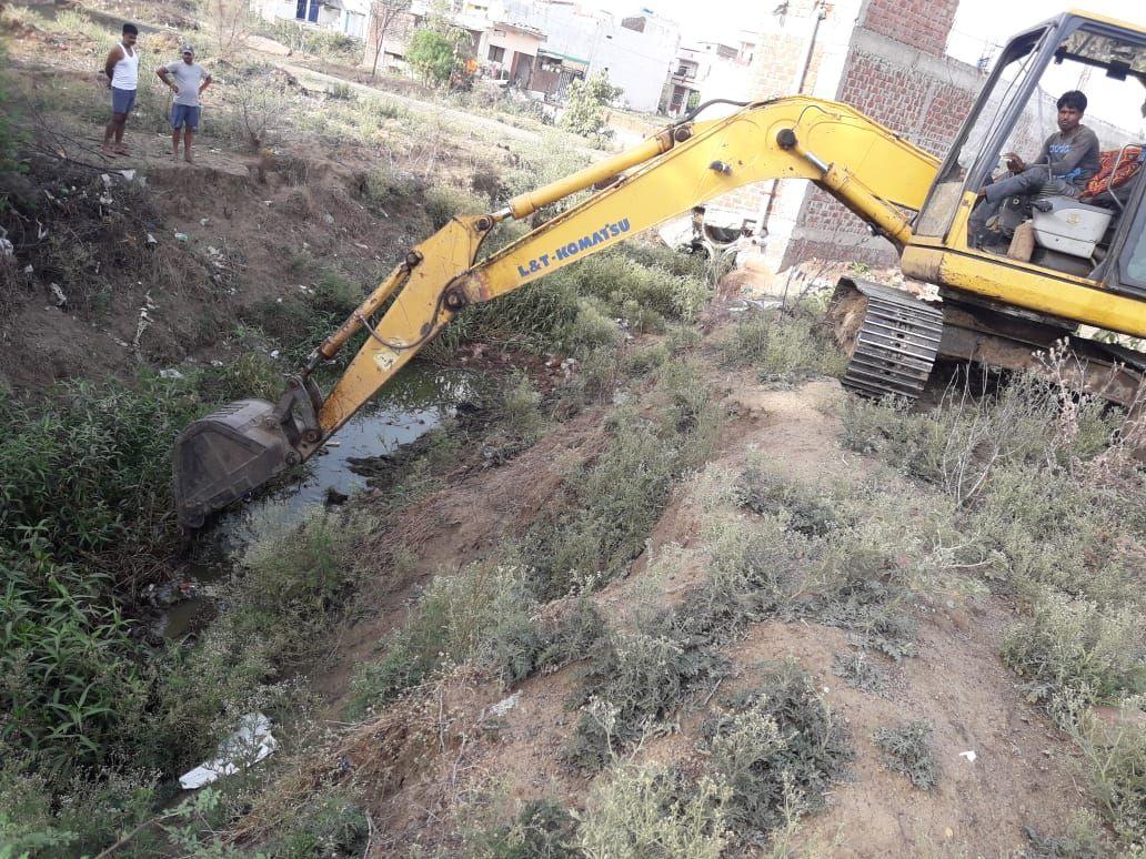 विदिशा। इस तरह पोकलेन और जेसीबी से की जा रही बड़े नालों की सफाई।