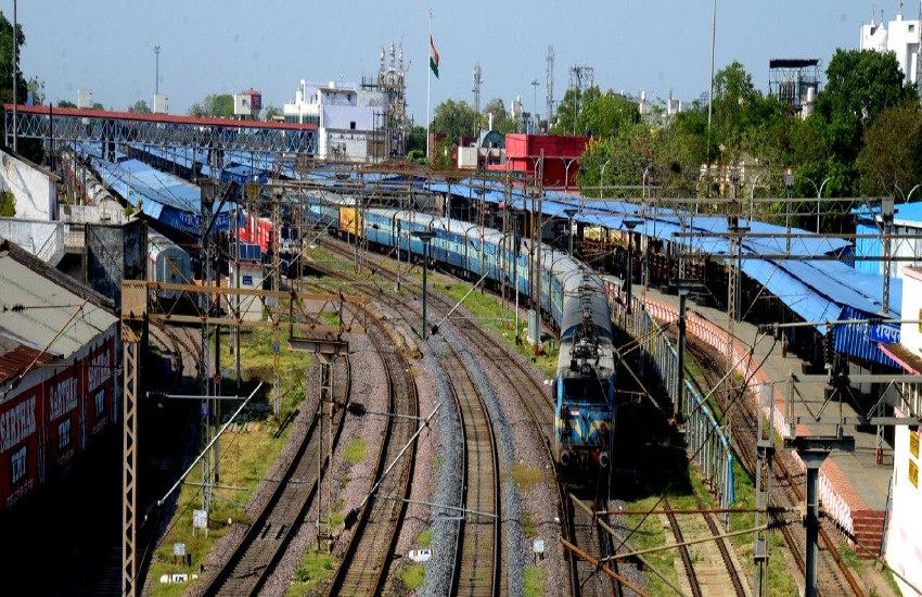 रायपुर जंक्शन से होकर तीन यात्री स्पेशल ट्रेनें अब चलने वाली हैं।
