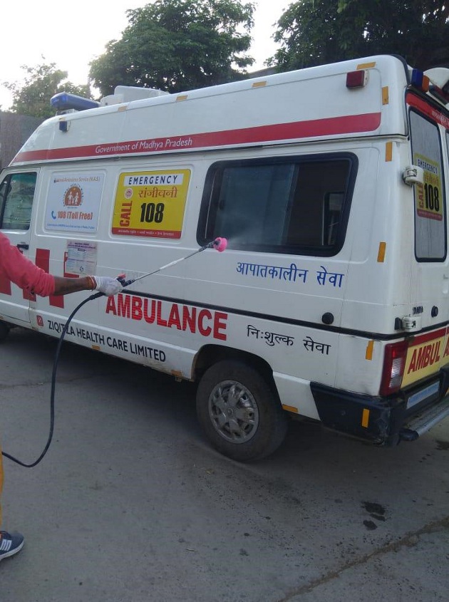 जान की बाजी लगाकर संक्रमितों को अस्पताल पहुंचा रहे एंबुलेंसकर्मी