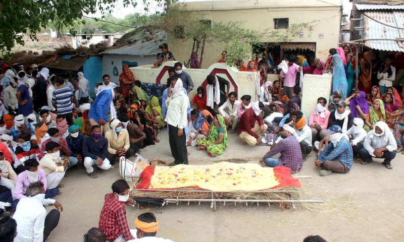 RSS worker injured in dispute over two sides died