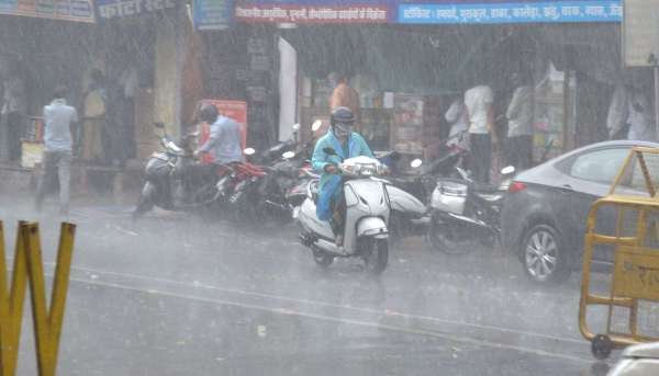 Rain :  तेज हवा के साथ हुई बरसात