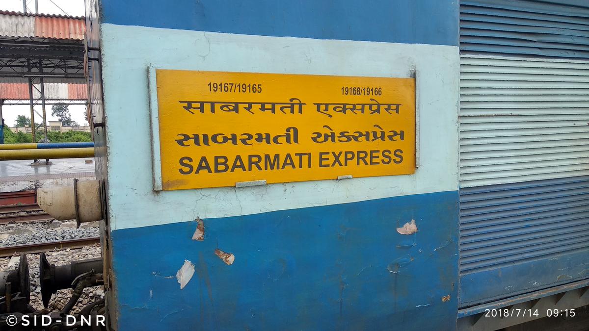 68 दिन बाद आज से चालू हुई ट्रेन के लिए बुक हुए दो टिकिट
