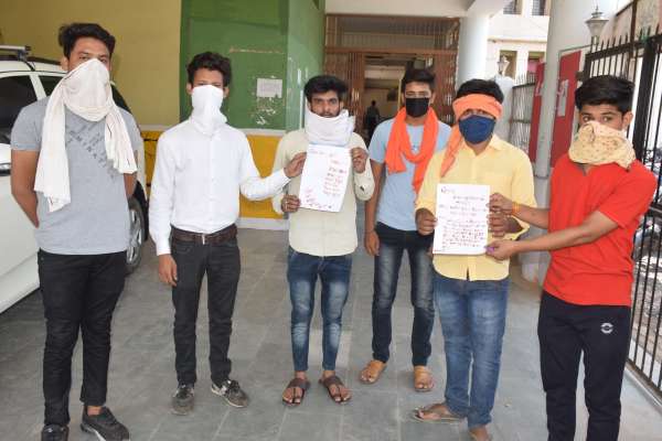 युवाओं ने शिवराज मामा को लिखा खून से खत, देखें फोटो में