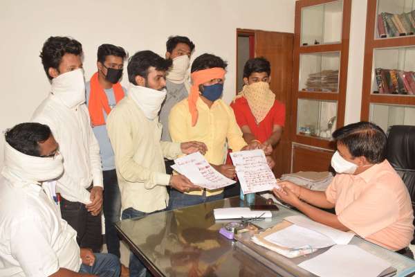 युवाओं ने शिवराज मामा को लिखा खून से खत, देखें फोटो में