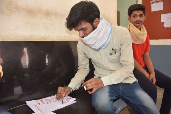 युवाओं ने शिवराज मामा को लिखा खून से खत, देखें फोटो में