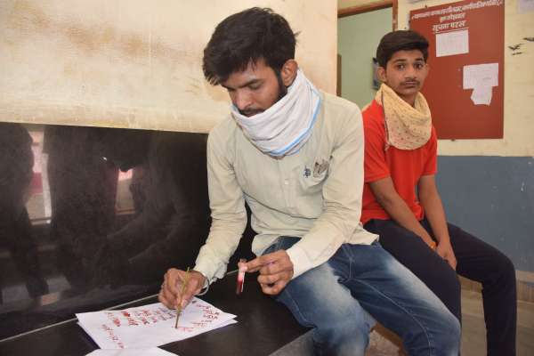 युवाओं ने शिवराज मामा को लिखा खून से खत, देखें फोटो में