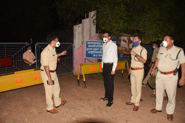 जिला प्रशासन ने कंटेनमेंट जोन का किया निरीक्षण, देखें फोटो में