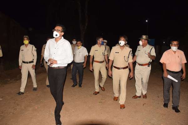 जिला प्रशासन ने कंटेनमेंट जोन का किया निरीक्षण, देखें फोटो में