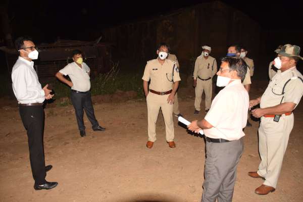 जिला प्रशासन ने कंटेनमेंट जोन का किया निरीक्षण, देखें फोटो में