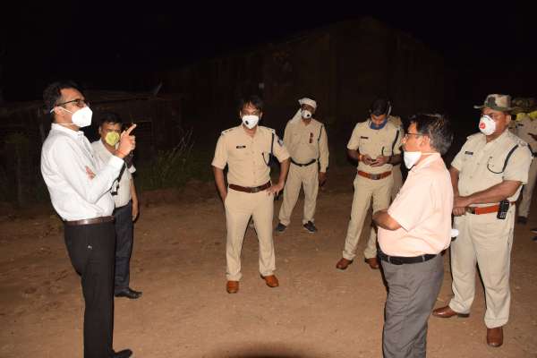 जिला प्रशासन ने कंटेनमेंट जोन का किया निरीक्षण, देखें फोटो में