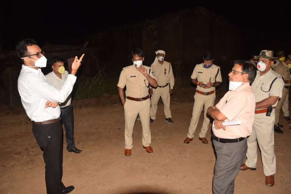 जिला प्रशासन ने कंटेनमेंट जोन का किया निरीक्षण, देखें फोटो में