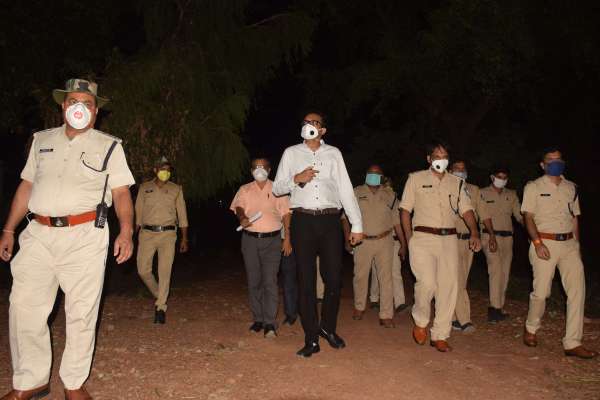 जिला प्रशासन ने कंटेनमेंट जोन का किया निरीक्षण, देखें फोटो में