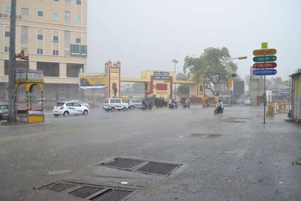 Rain :  तेज हवा के साथ हुई बरसात