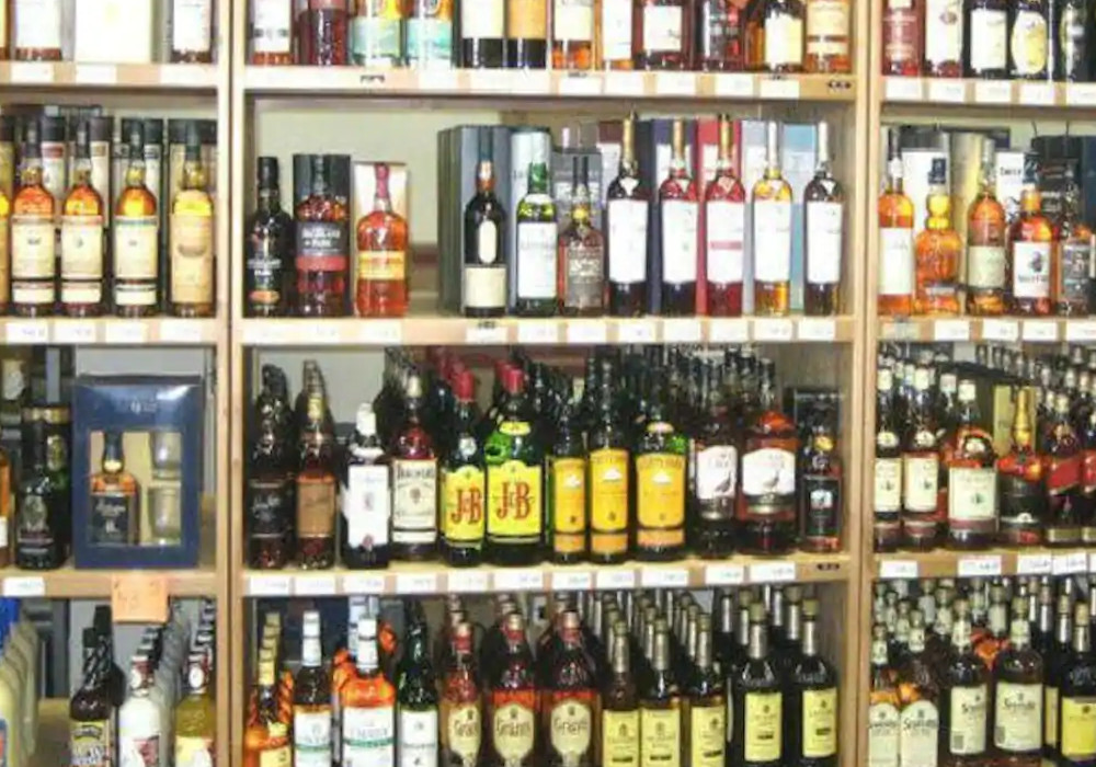 यूपी में शराब बिक्री का बढ़ा समय, नया आदेश जारी, जानें- अब कितने बजे तक खुली रहेंगी शराब की दुकानें