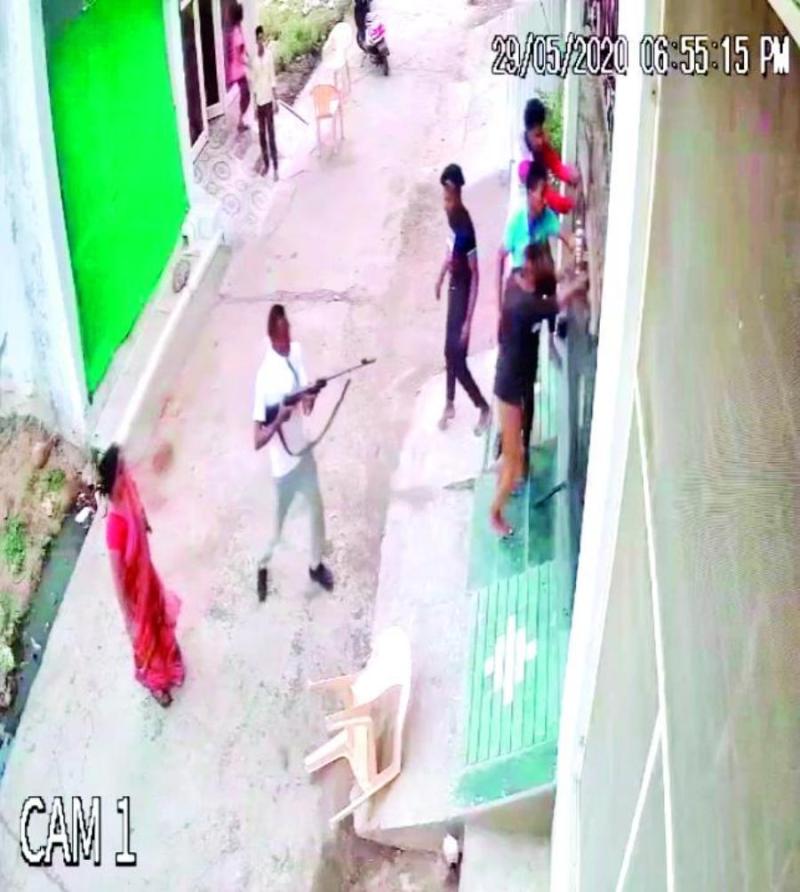 प्रधान आरक्षक ने महिला के दिव्यांग पति पर तान दी बंदूक, मचाया उत्पात, निलंबित