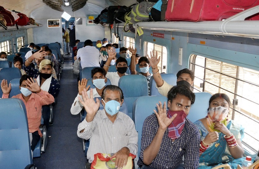 मेडिकल टीम देरी से पहुंची, रेलवे कर्मियों थर्मामीटर से की जांच