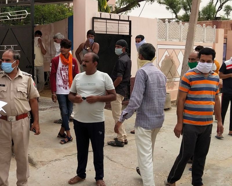 कुचामन के मोतीरामजी की कोठी में युवक के आत्महत्या करने के बाद मौके पर पहुंची पुलिस।