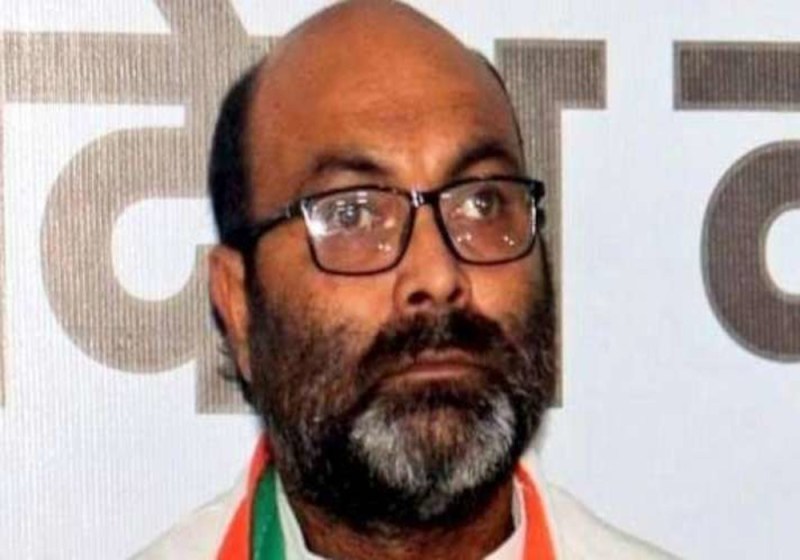 अजय कुमार लल्लू की रिहाई के लिए कांग्रेस कार्यकर्ताओं ने एक पैर खड़े होकर किया जल सत्याग्रह