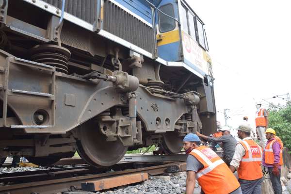 रेलवे स्टेशन के आउटर में पटरी से उतरा इंजन, देखें फोटो में