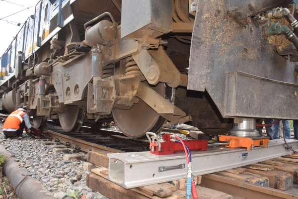 रेलवे स्टेशन के आउटर में पटरी से उतरा इंजन, देखें फोटो में