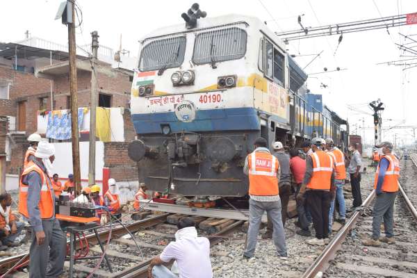 रेलवे स्टेशन के आउटर में पटरी से उतरा इंजन, देखें फोटो में