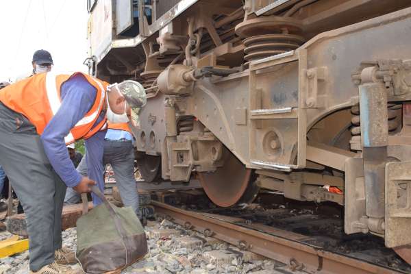 रेलवे स्टेशन के आउटर में पटरी से उतरा इंजन, देखें फोटो में