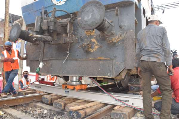 रेलवे स्टेशन के आउटर में पटरी से उतरा इंजन, देखें फोटो में