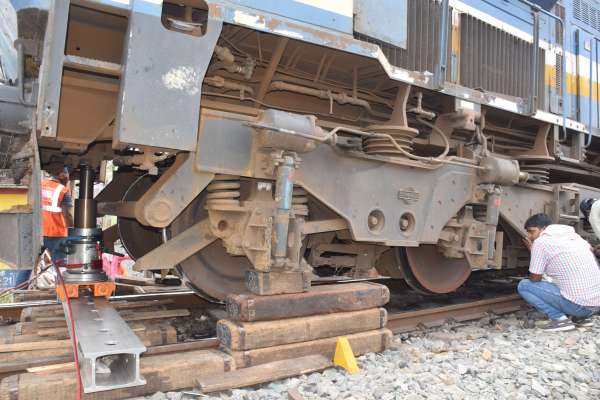 रेलवे स्टेशन के आउटर में पटरी से उतरा इंजन, देखें फोटो में