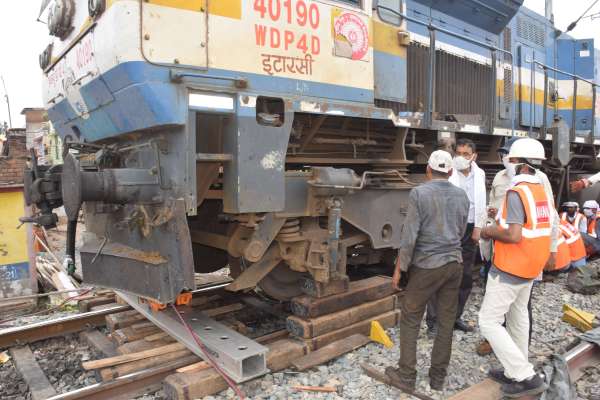 रेलवे स्टेशन के आउटर में पटरी से उतरा इंजन, देखें फोटो में