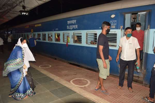 यात्रियों की न जांच न स्क्रीनिंग, सीधे भेज दिया घर, देखें फोटो में